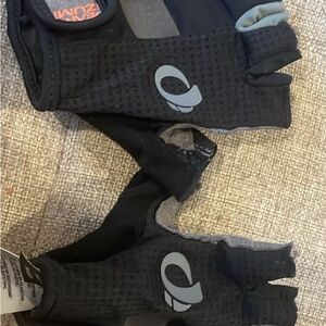 Pearl Izumi Black and Gray Fingerless Cycling Gloves